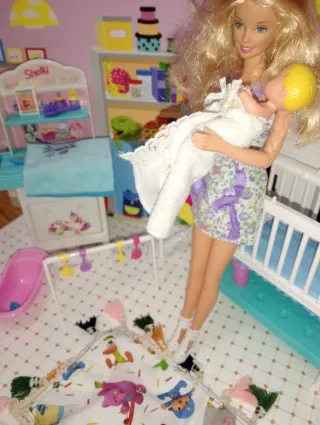 Barbie y bebé con accesorios