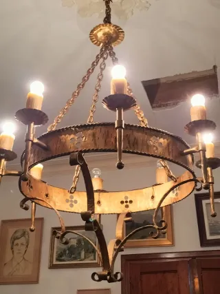 Lámpara de techo dorada estilo rústico