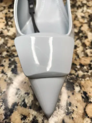 Zapatos Zara tacón bajo grises