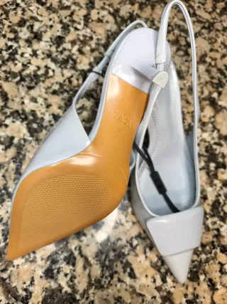 Zapatos Zara tacón bajo grises