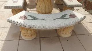 Mesa y bancos de piedra exterior