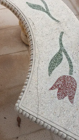 Mesa y bancos de piedra exterior