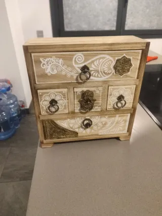 Joyero de madera con adornos dorados