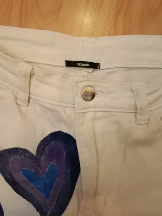 Pantaloni bianchi con cuori viola e blu