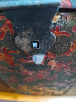 Antiguo botellero y ajedrez de madera