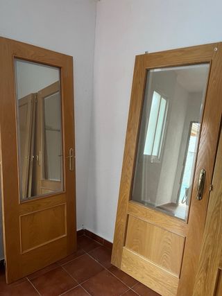 Conjunto de 8 puertas de madera de interior.