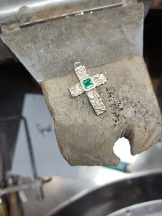 Colgante Cruz Oro Blanco con Esmeralda Brasileña