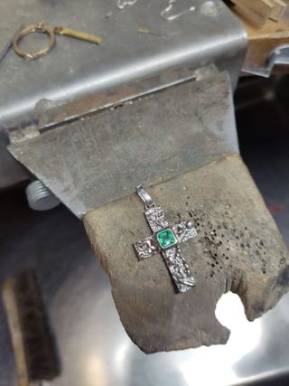 Colgante Cruz Oro Blanco con Esmeralda Brasileña