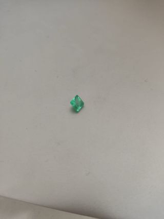 Colgante Cruz Oro Blanco con Esmeralda Brasileña