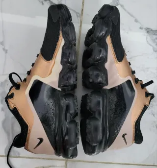 Zapatillas Nike Air Vapormax Negro Dorado