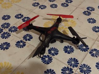 Drone ligero negro y rojo
