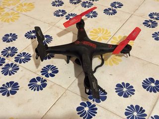 Drone ligero negro y rojo
