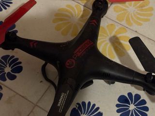 Drone ligero negro y rojo