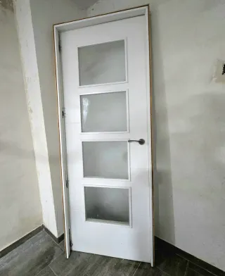 Puerta interior blanca diseño moderno