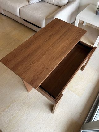 Mesa de centro de madera con cajón