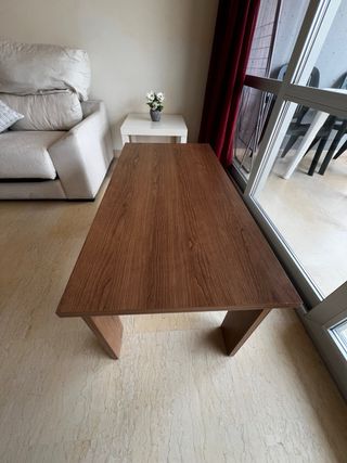 Mesa de centro de madera con cajón