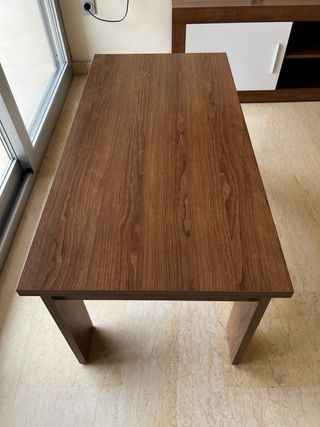 Mesa de centro de madera con cajón