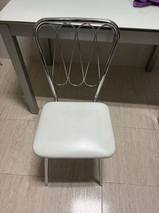 Tavolo da cucina in vetro e metallo