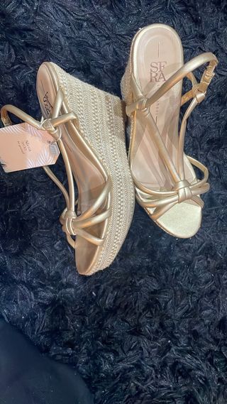 Sandalias cuña doradas Sfera