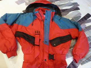 Mono de esquí juvenil rojo, negro y azul.