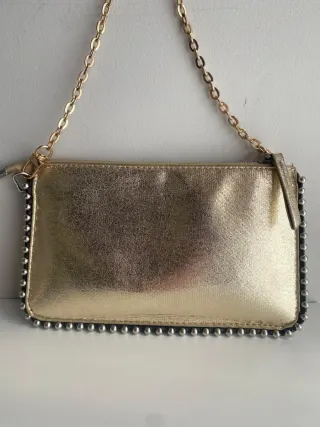Bolso de mano dorado con cadena