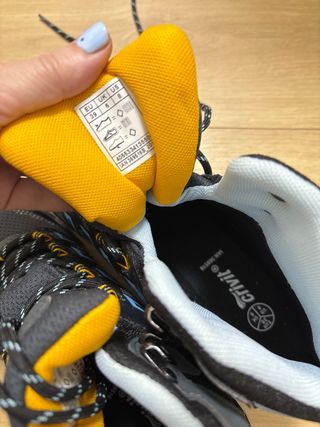 Botas de montaña negras y amarillas