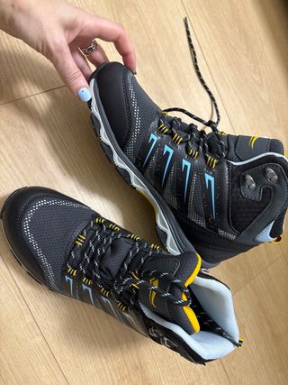 Botas de montaña negras y amarillas