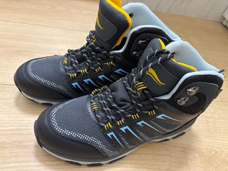 Botas de montaña negras y amarillas