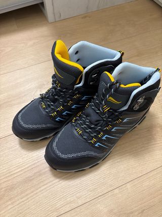 Botas de montaña negras y amarillas