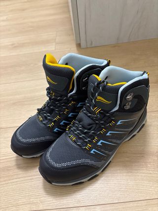 Botas de montaña negras y amarillas