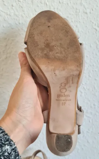 Sandalias de tacón beige
