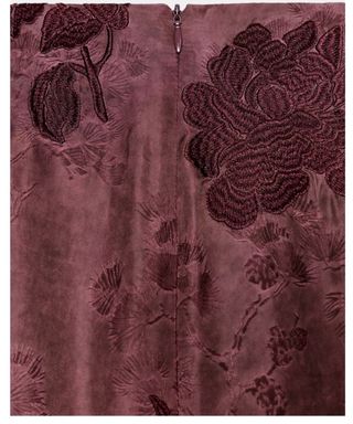 Falda pareo, de color granate con flecos