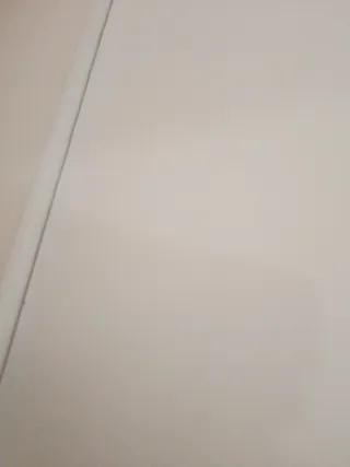 Mobile bagno bianco e legno sospeso