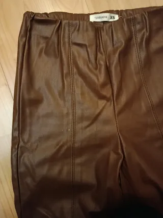 Pantaloni marroni in pelle a zampa