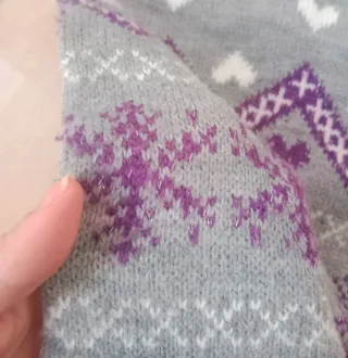 Bufanda gris y morada con corazones