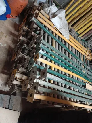 Puntales de obra metálicos 100 cortos i 25 largos