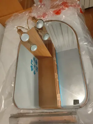 Espejo con apliques dorados