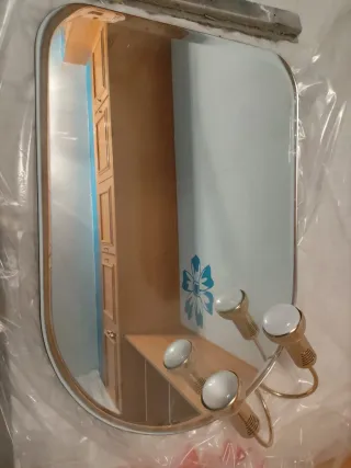 Espejo con apliques dorados