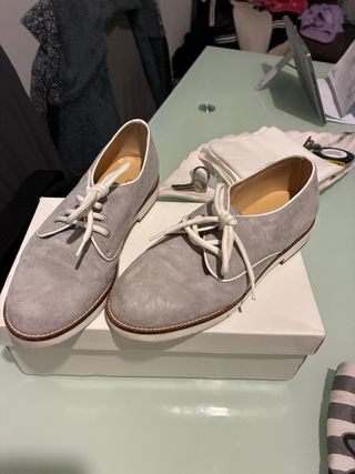 Zapatos grises de ante