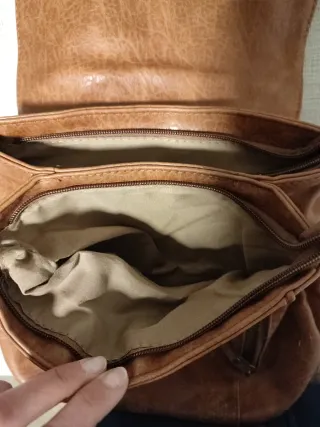 Mochila marrón con diseño floral