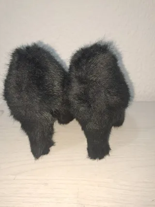 Zapatos de tacón negros peludos