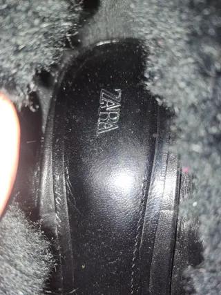 Zapatos de tacón negros peludos