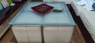 Tavolo da centro in vetro con 4 pouf