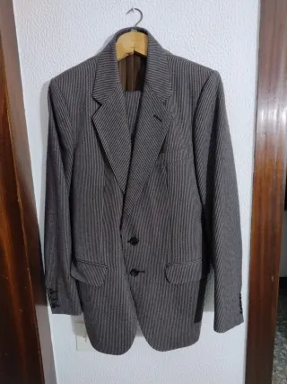 Cuatro trajes de vestir.