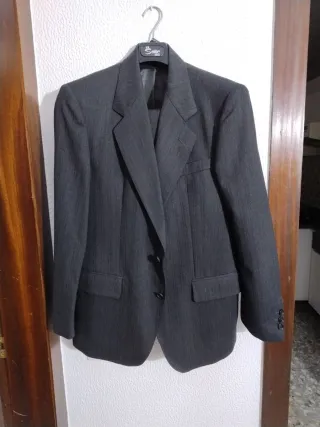 Cuatro trajes de vestir.