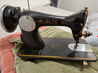 Máquina de coser Alfa antigua