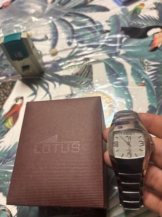 Reloj Lotus sin uso