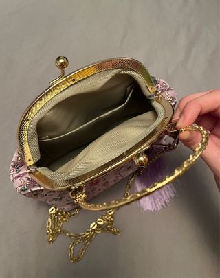 Bolso de fiesta lila con flores y detalles dorados