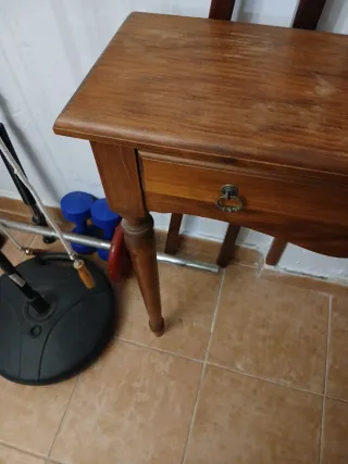 Mesita de entrada o pasillo de madera