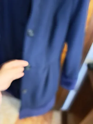 Abrigo azul con detalles de piel